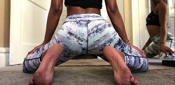  Barefoot Ebony Plays With Her Booty In Leggings